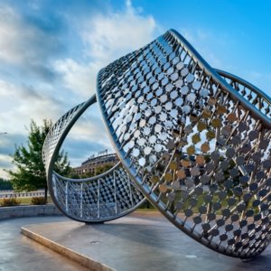 Courbe Contemporaine en Acier